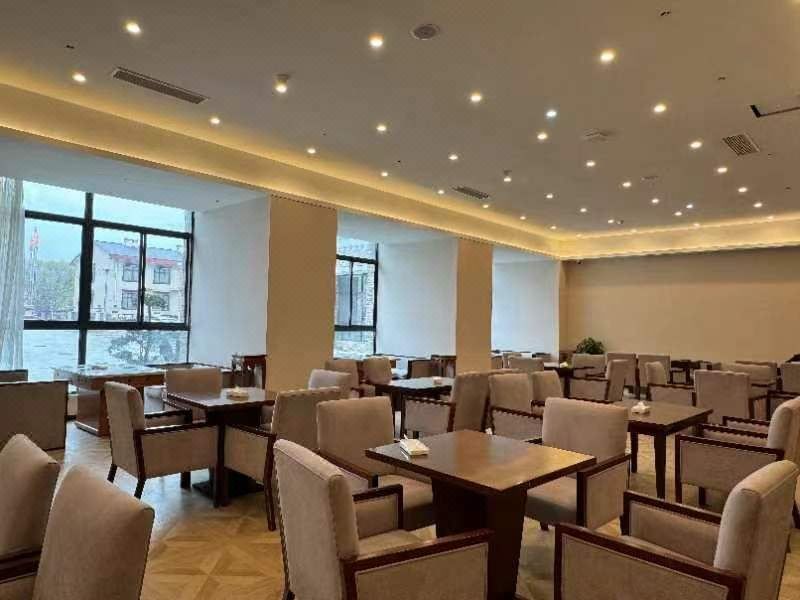 Bar and lounge area at Qomo Langzong Hotel, Jilong