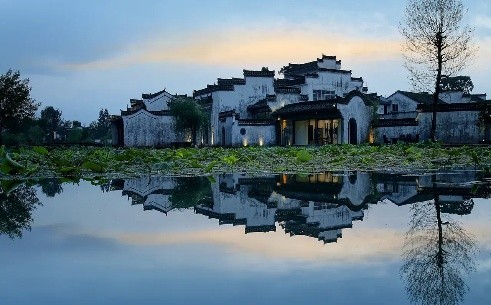 SU House's whitewashed Huizhou buildings reflected in Chengkan's lake