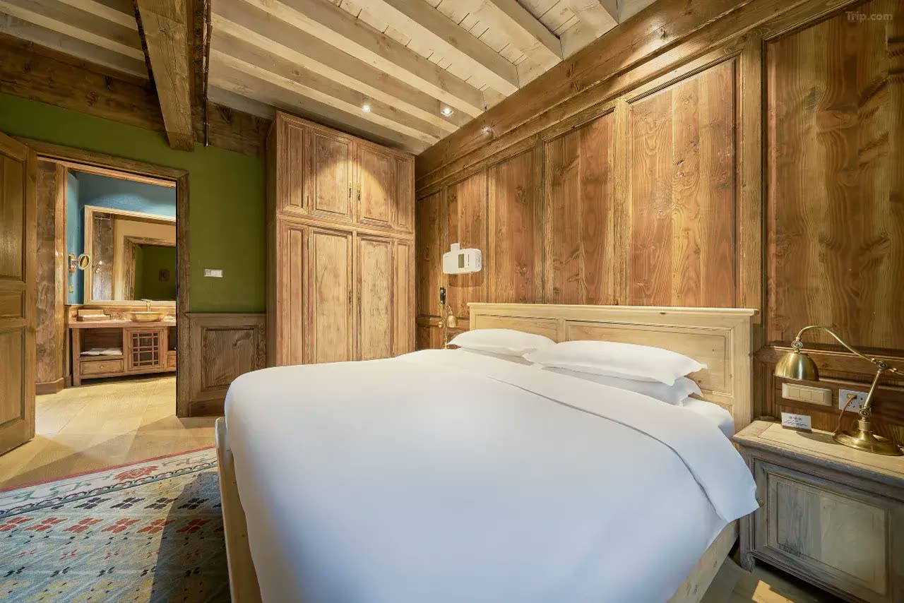 Timber-panelled guest room at Songtsam Lhasa Linka