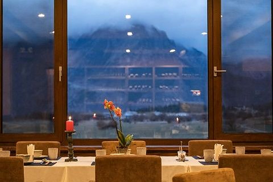Dining room with mountain view at Songtsam Namchabarwa Lodge