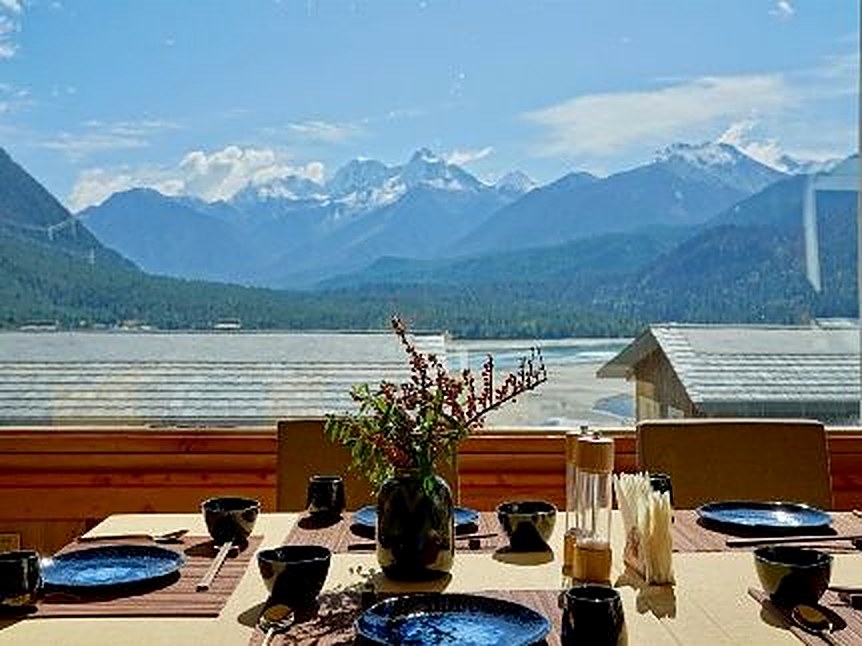 Poolside terrace with mountain view at Songtsam Linka Bome