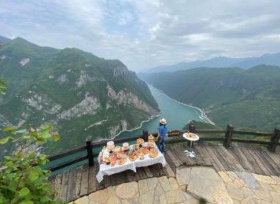 Champagne reception on a Wushan lookout above the Yangtze gorges
