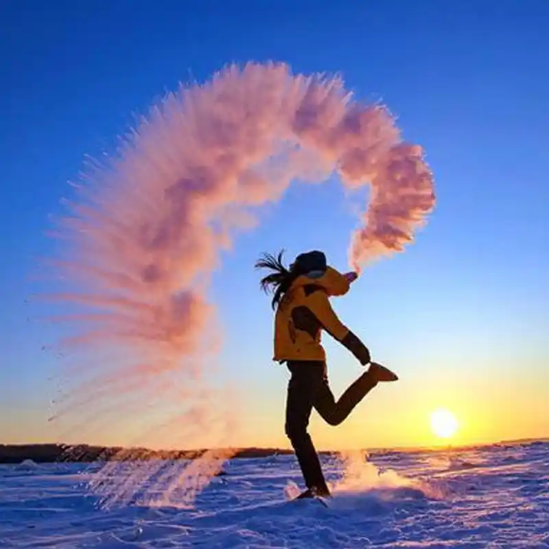 Tossing hot water into freezing air at sunrise on the Harbin snowfields