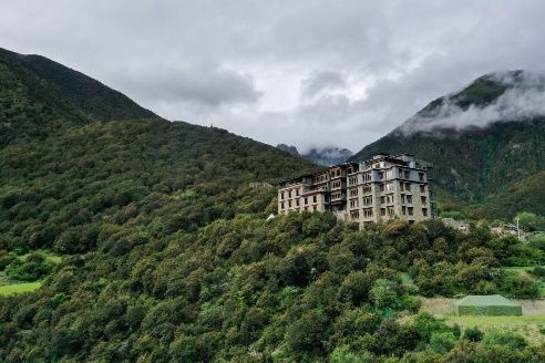 Songtsam Lodge Meili built into the mountainside