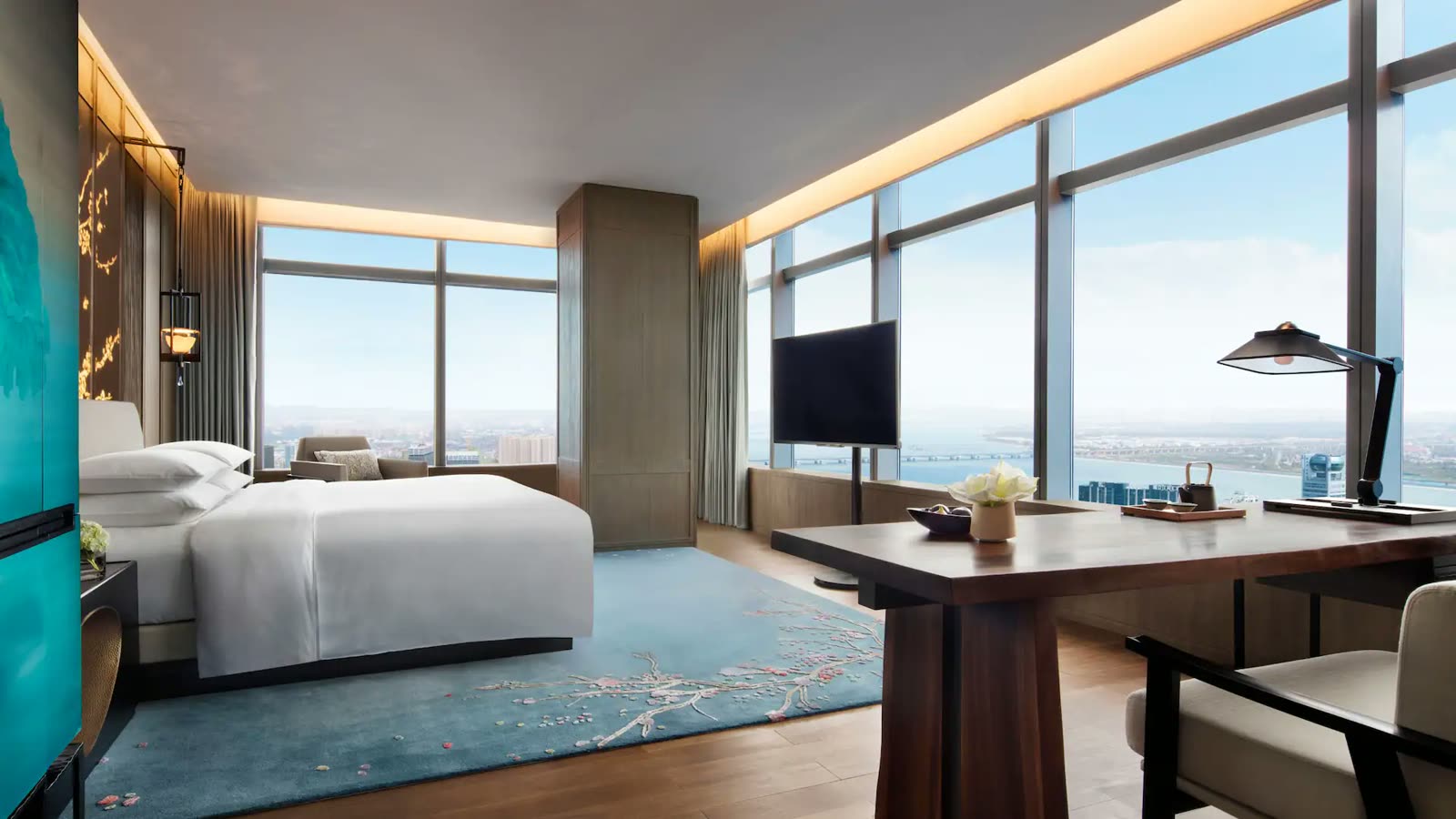 Deluxe Riverview King room overlooking the Qiantang River