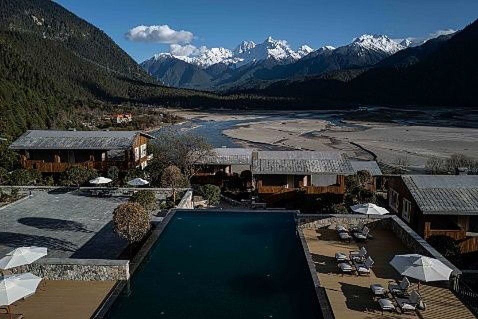 Songtsam Linka Bome lodges beside Guxiang Lake
