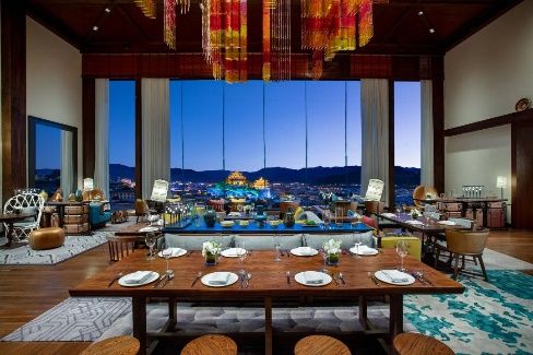 Lounge with panoramic view at Hotel Indigo Diqing Moonlight City