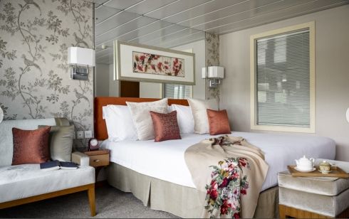 Deluxe cabin aboard the Yangzi Explorer