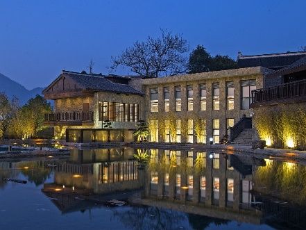 Ven Courtyard reflected in the water at dusk, Qingyan