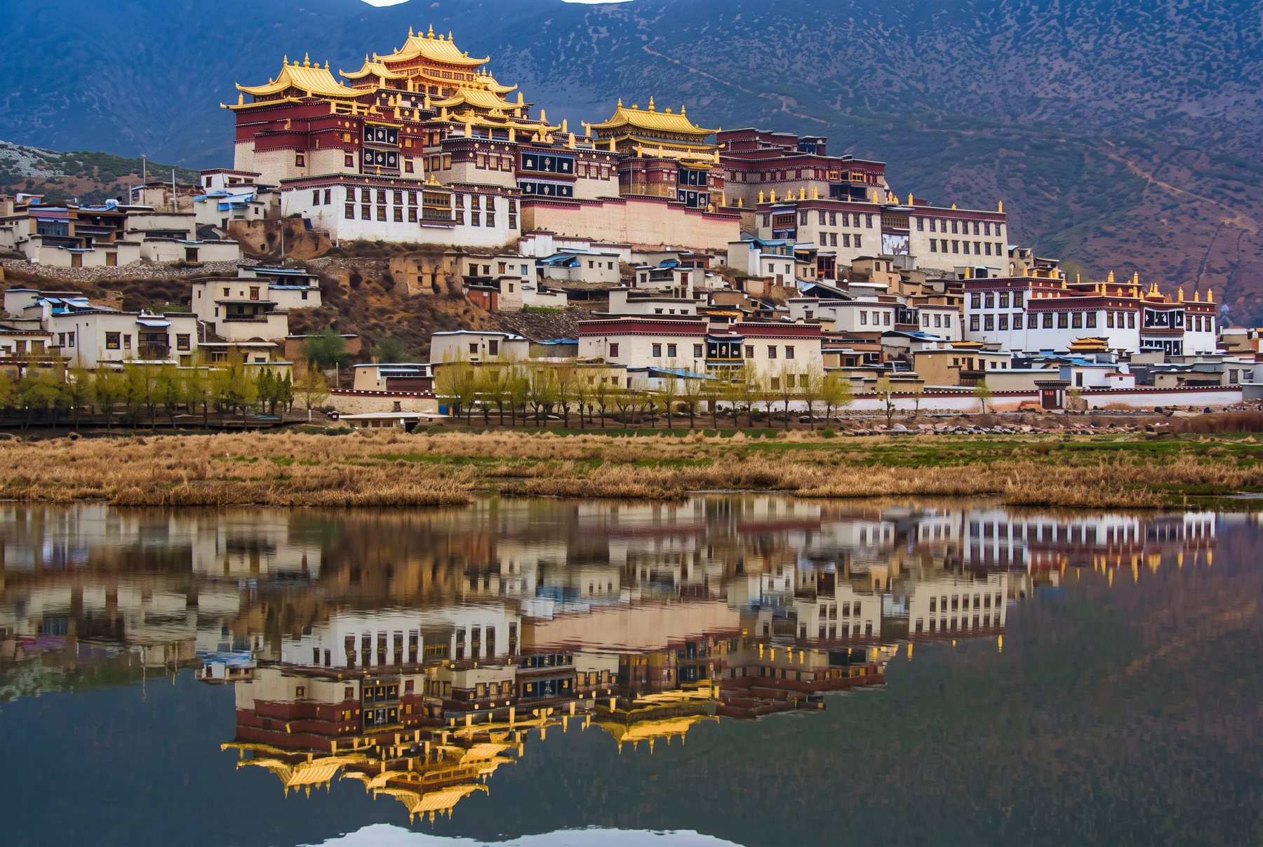 Songzanlin Monastery reflected in the lake below