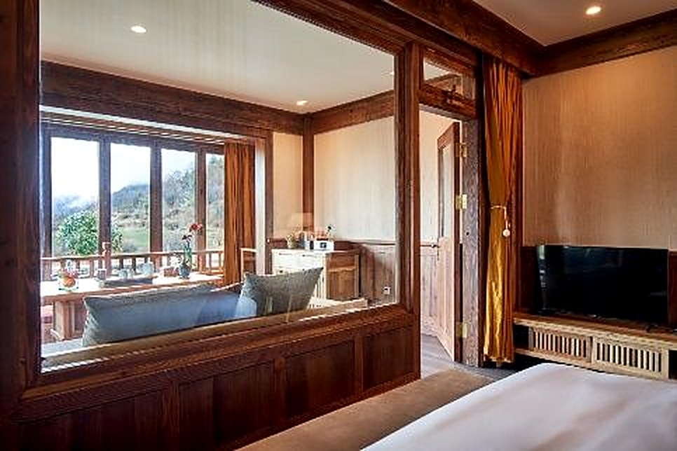Suite bathtub and mountain view at Songtsam Namchabarwa Lodge