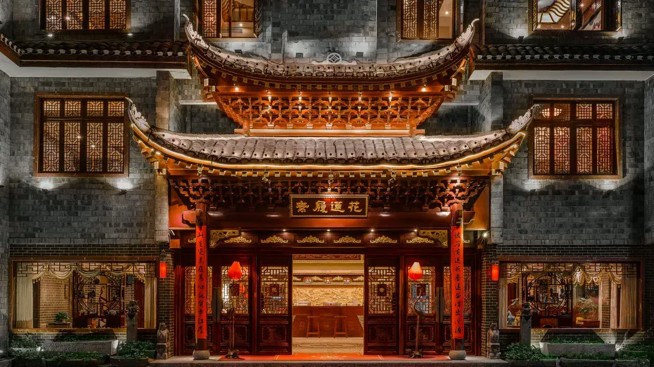 Carved timber entrance gate of Sulv Lianhua Hotel at night